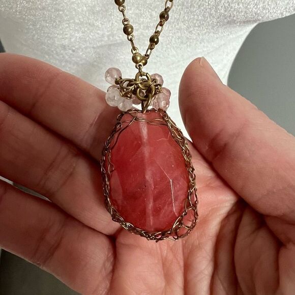 Long pink faceted stone crystal pendant boho necklace on a gold tone chain - Picture 3 of 5